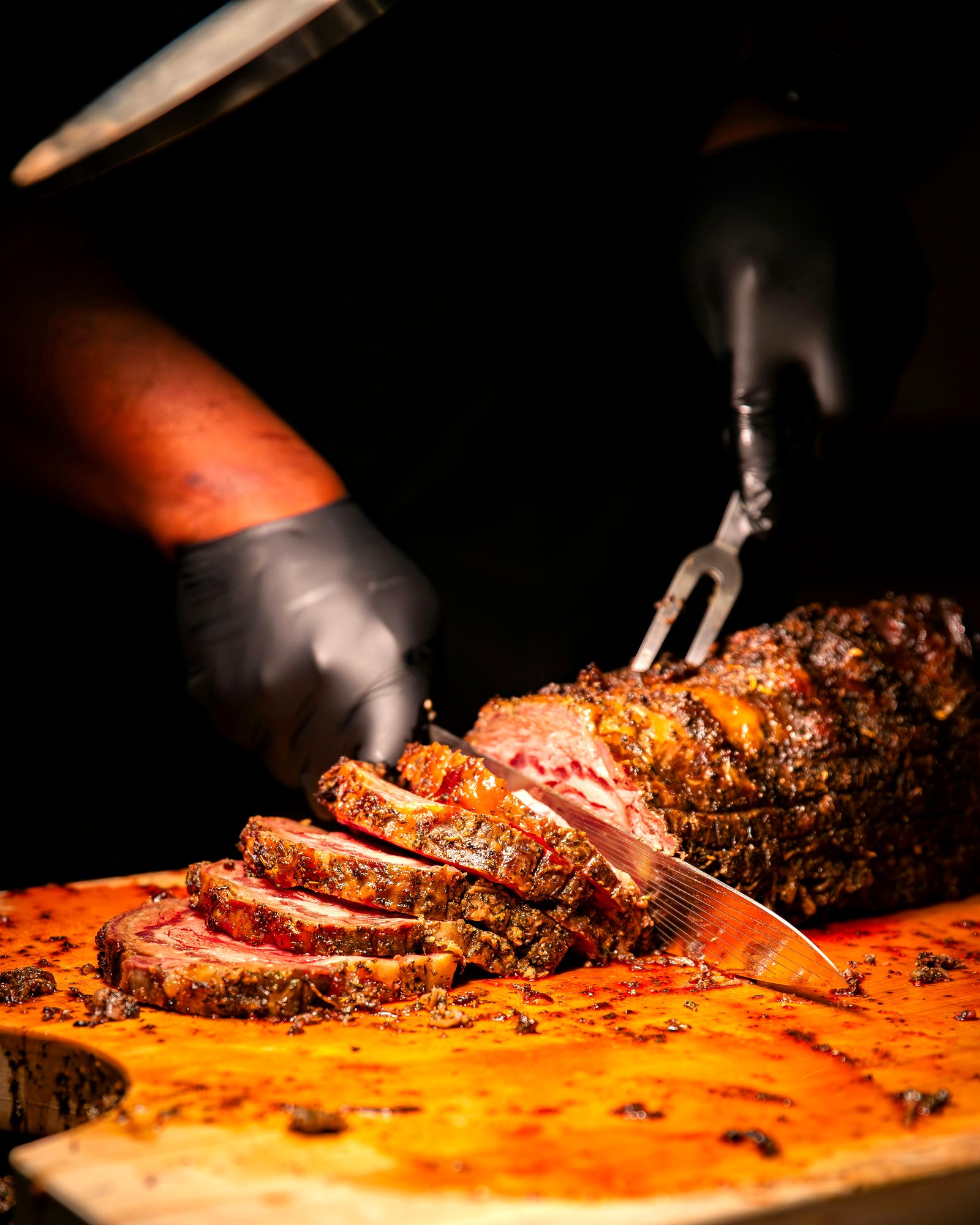 Carving seasoned prime rib